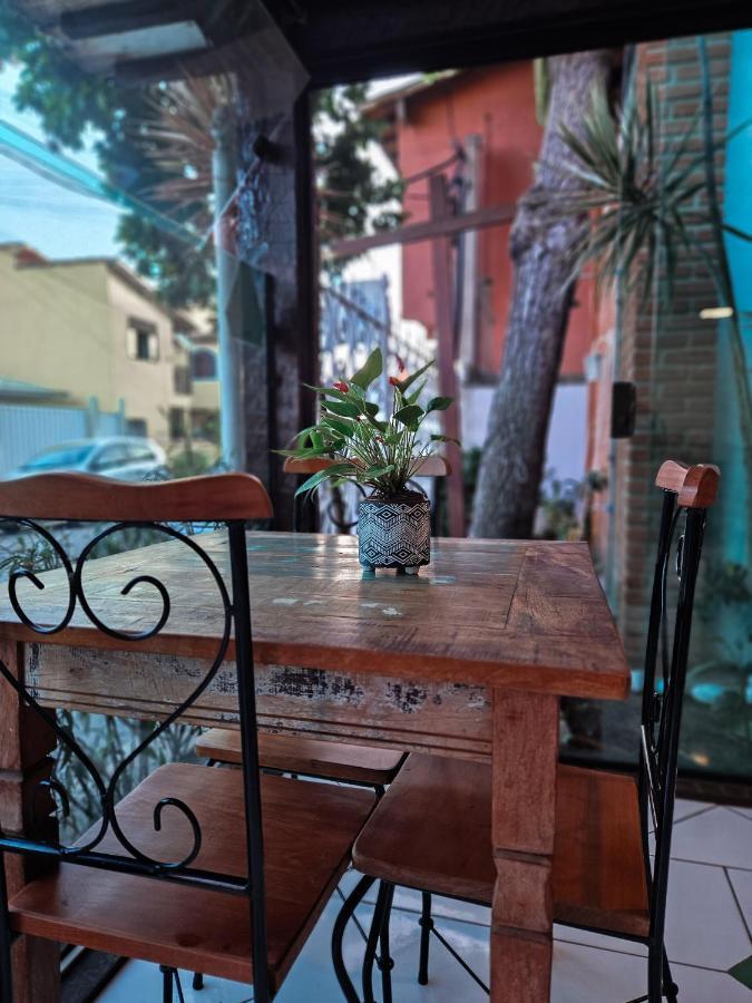 Bliss Hoteis Centro Búzios エクステリア 写真 A table and chair
